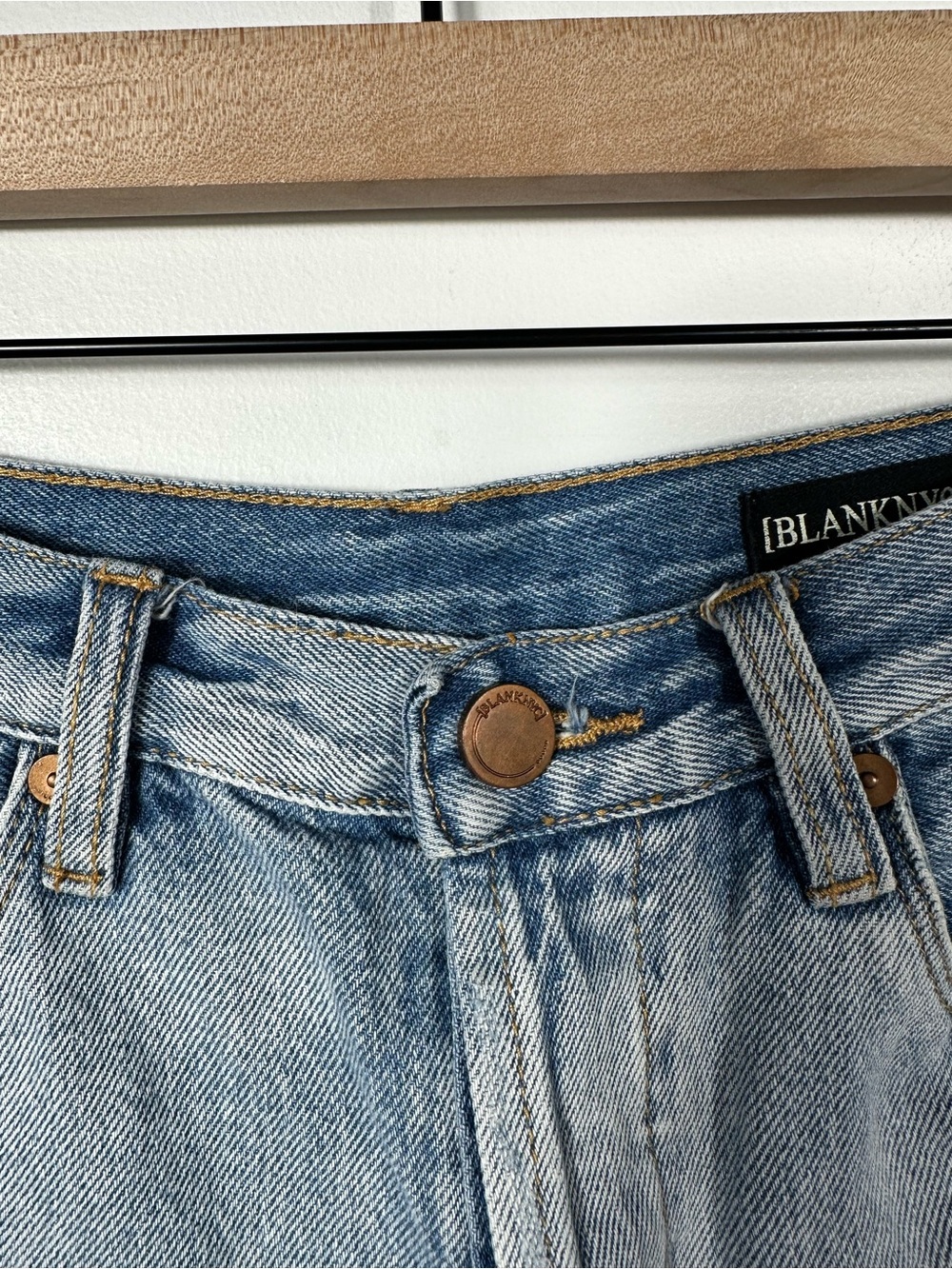BLANKNYC Distressed Denim Cutoff Shorts Women’s Size 29 Light Wash Raw Hem - Picture 6 of 9